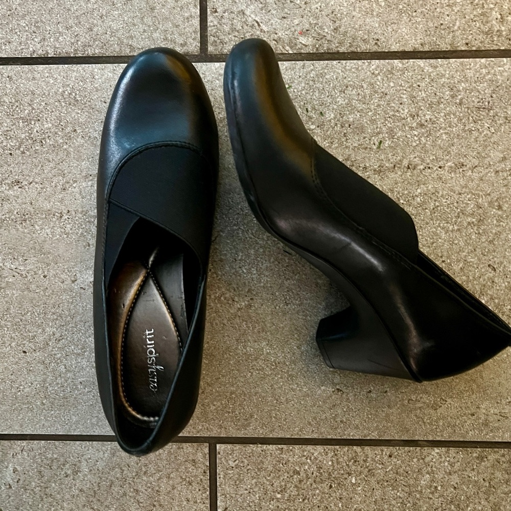 Easy Spirit black pumps
